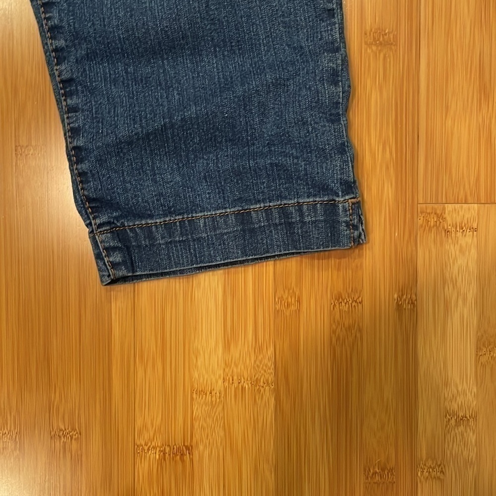 3/$15. Bandolino Blu Denim Capris Size 10 - Picture 2 of 11